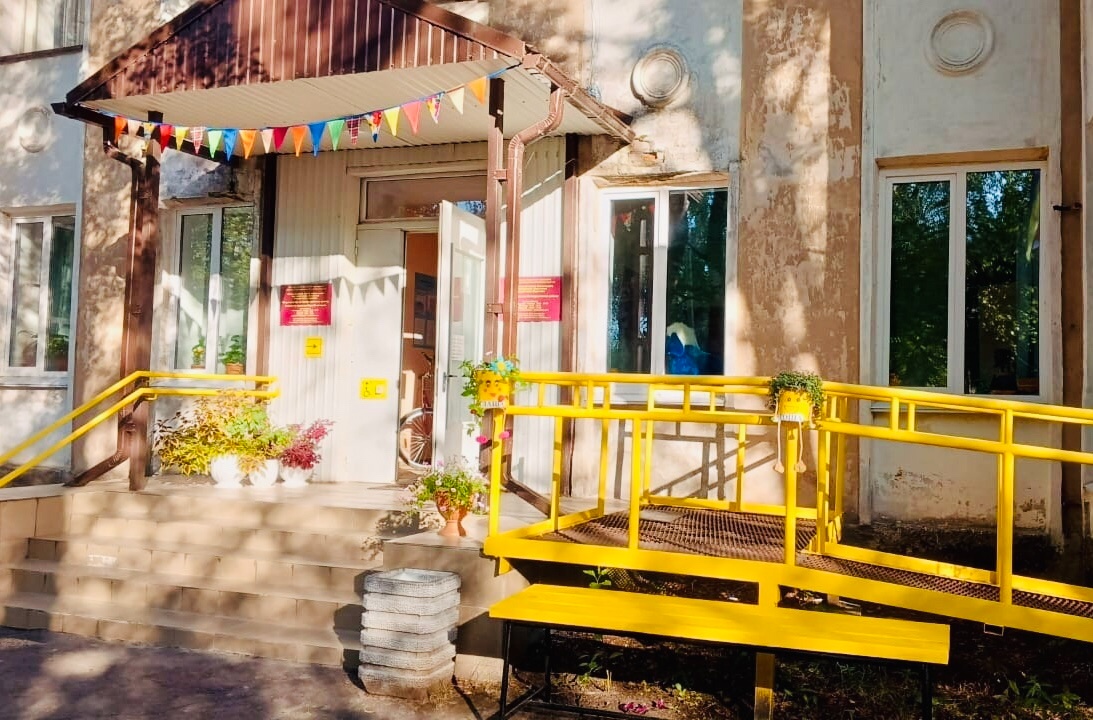 Соцучреждение в Питкяранте удивило креативным украшением крыльца