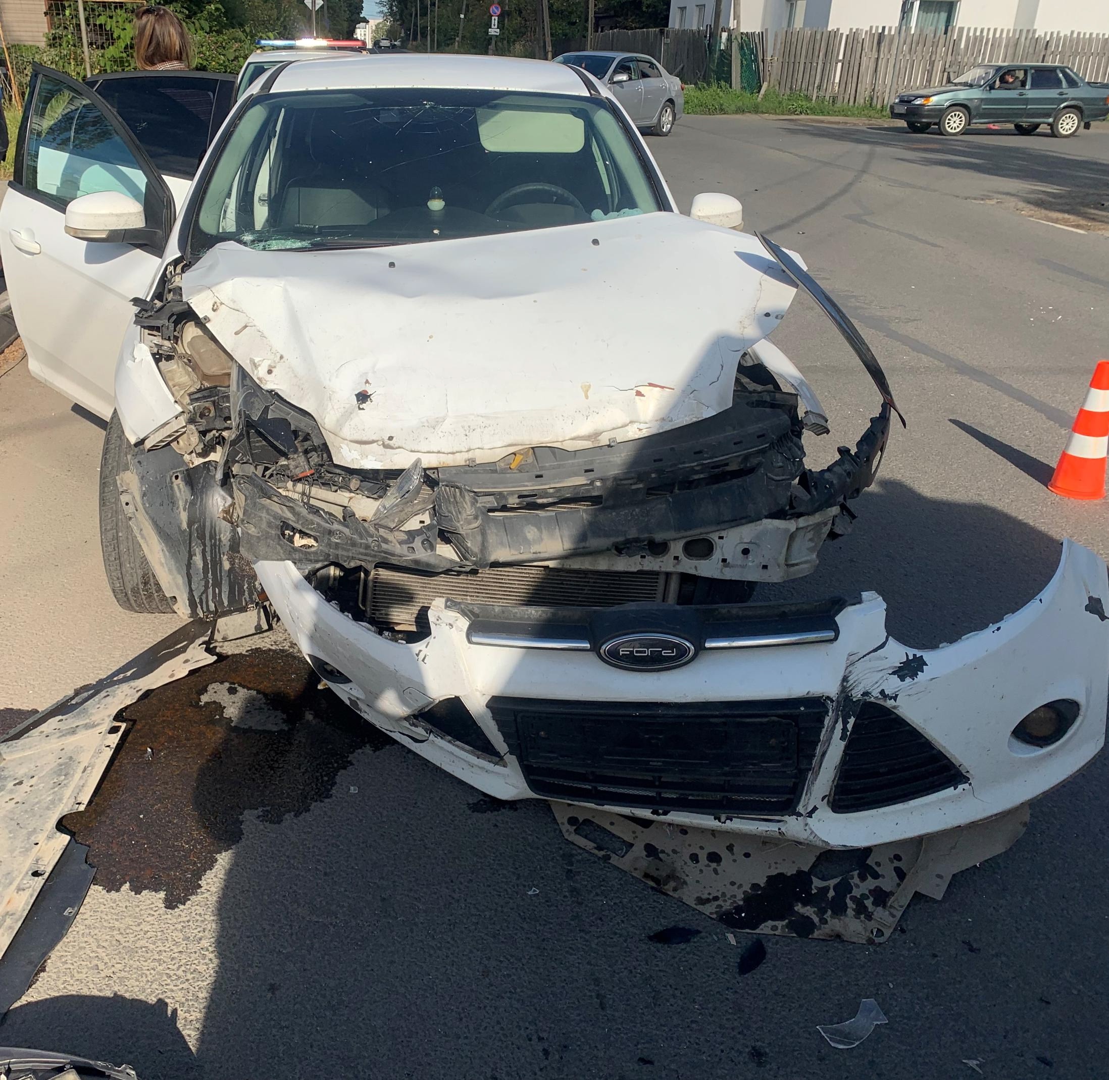 Автоледи накосячила на одном из перекрестков Петрозаводска: водители получили травмы в ДТП