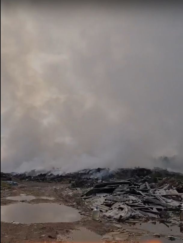 В Кондопожском районе тушат пожар на мусорном полигоне