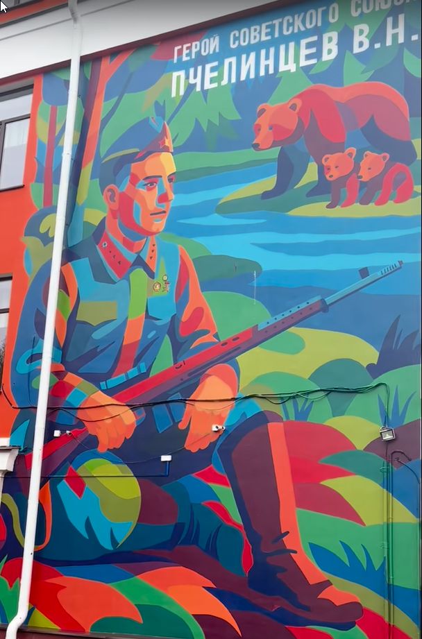 На фасаде школы в Петрозаводске появилась новая композиция