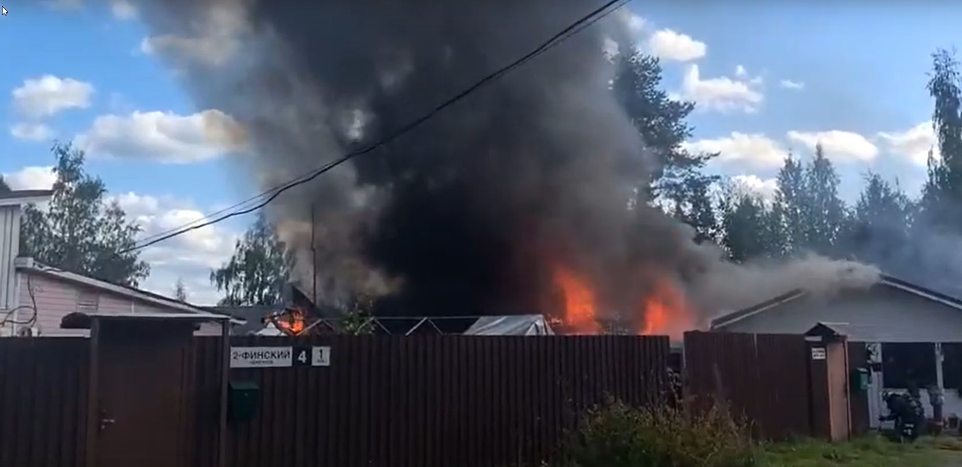 Густой дым окутал Костомукшу: полыхает жилой дом