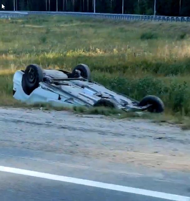 «Все гонят»: под Петрозаводском автомобиль лег на крышу и мигал аварийкой