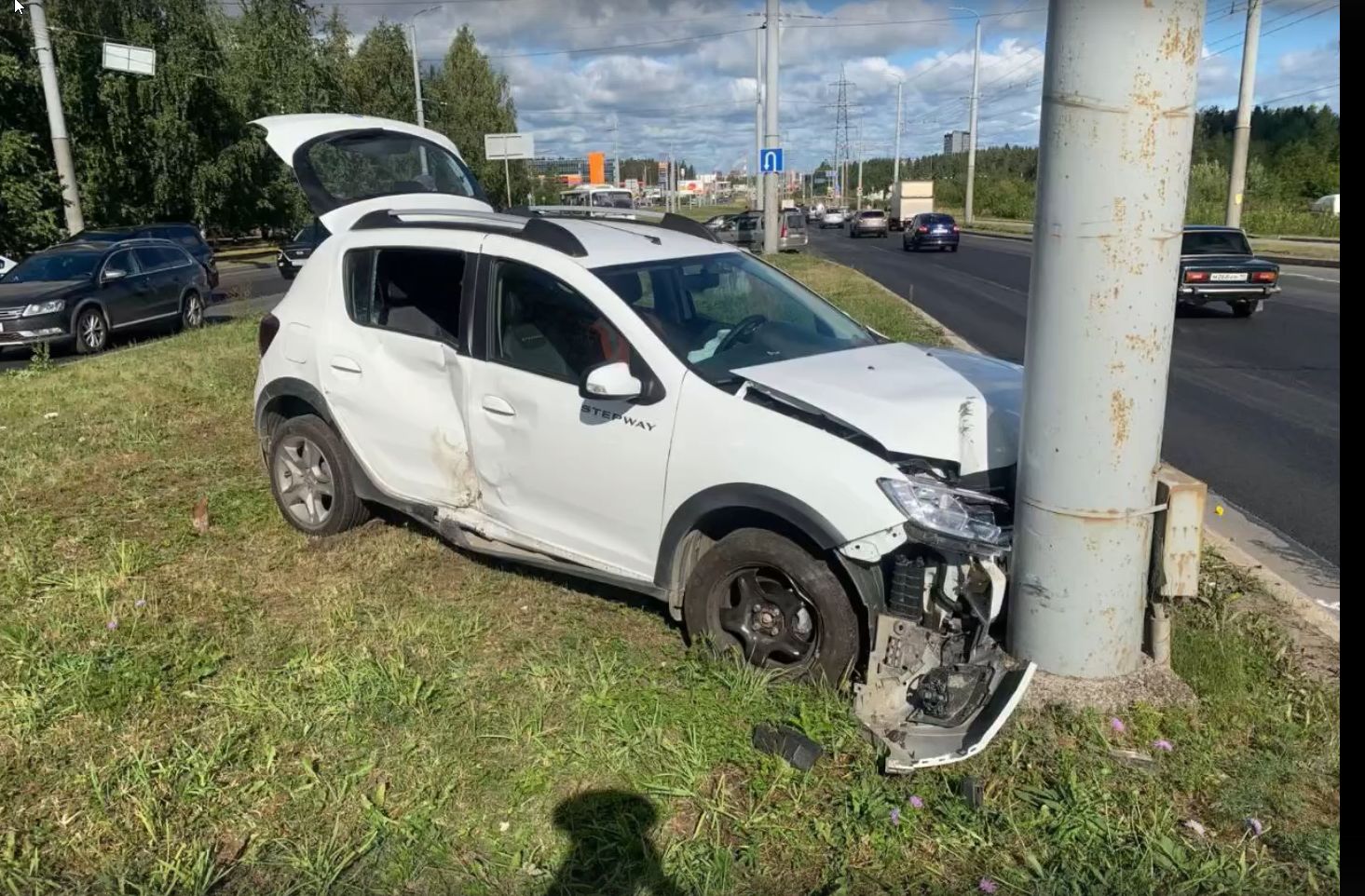 После столкновения с кроссовером иномарка ушла с дороги в столб: в Петрозаводске травмирован 87-летний водитель
