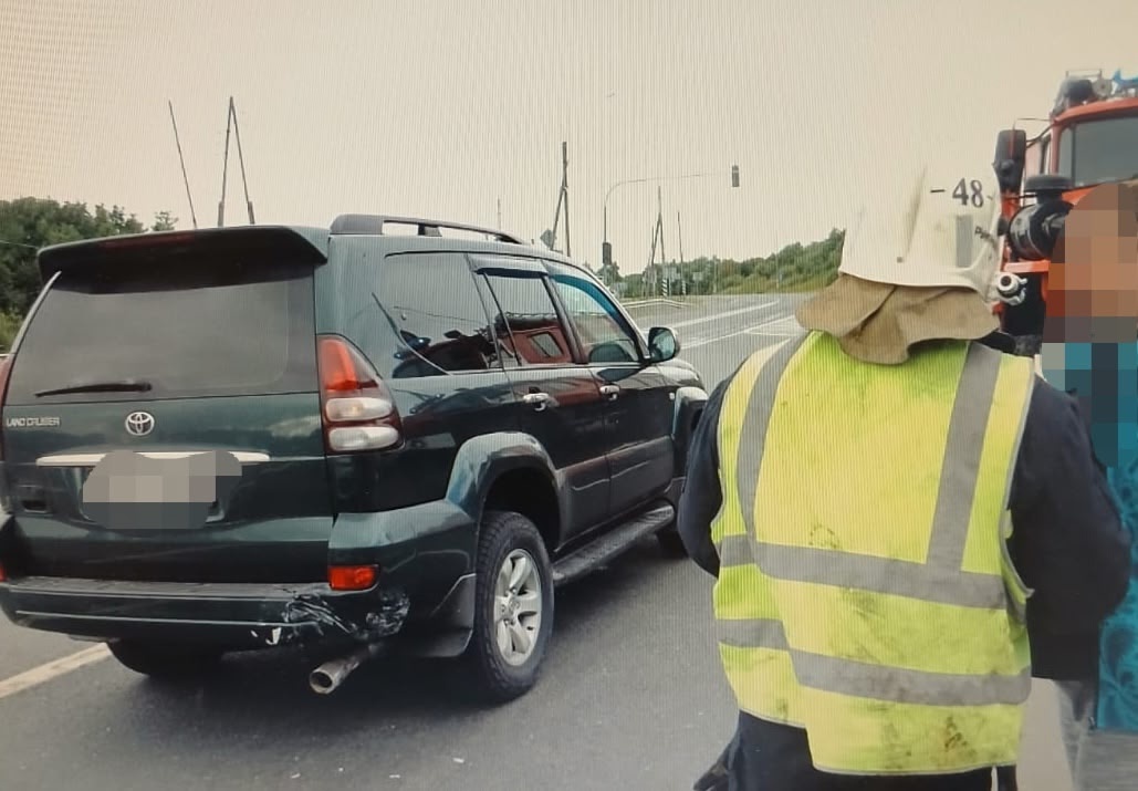 Попутные иномарки влетели друг в друга на трассе в Карелии