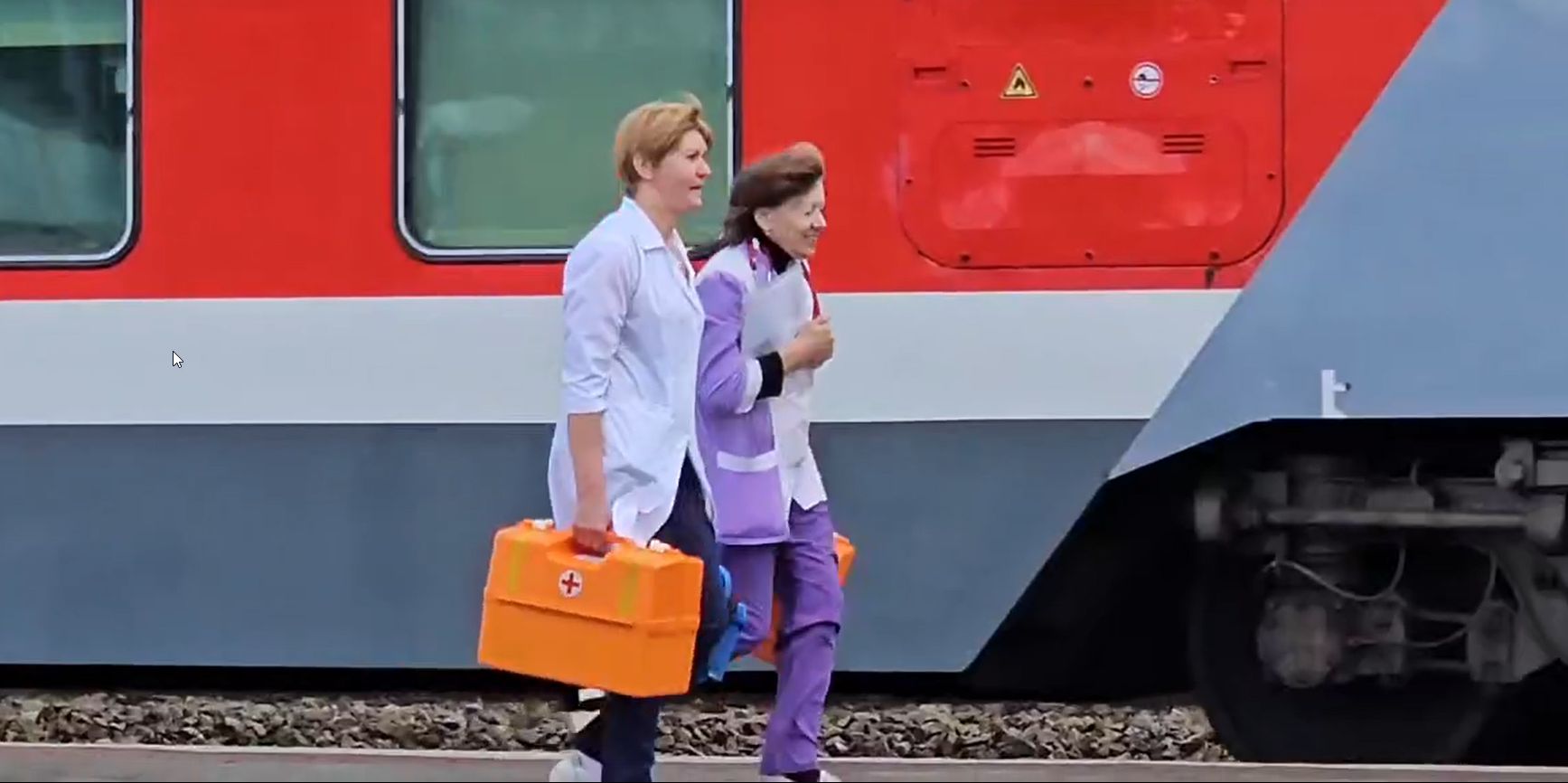 Помощь медиков срочно понадобилась пассажиркам поезда на станции Чупа в Карелии