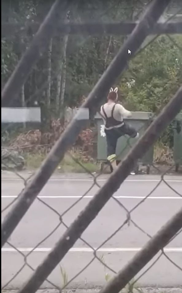 Косой почти босой весело воевал с мусором в Петрозаводске