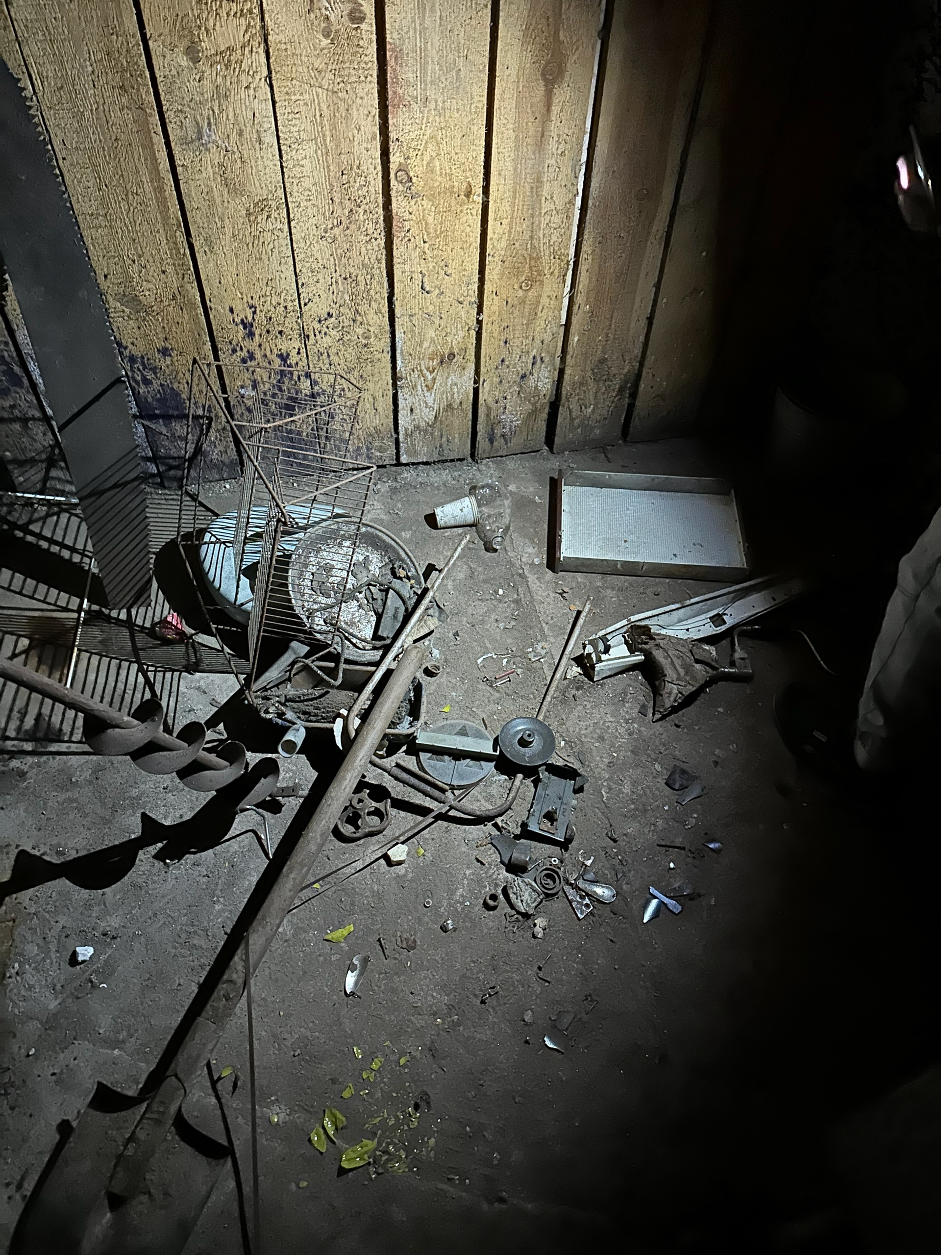 Неизвестные разгромили подвал в Карелии