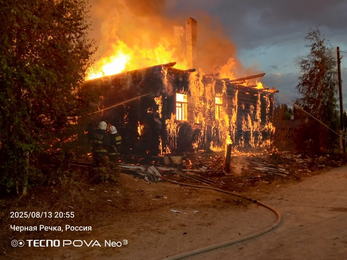 Пожарные двух районов Карелии тушили охваченный огнем огромный бревенчатый дом