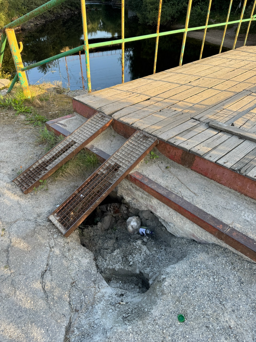 Досчатый мост рассыпается на глазах в Медвежьегорске