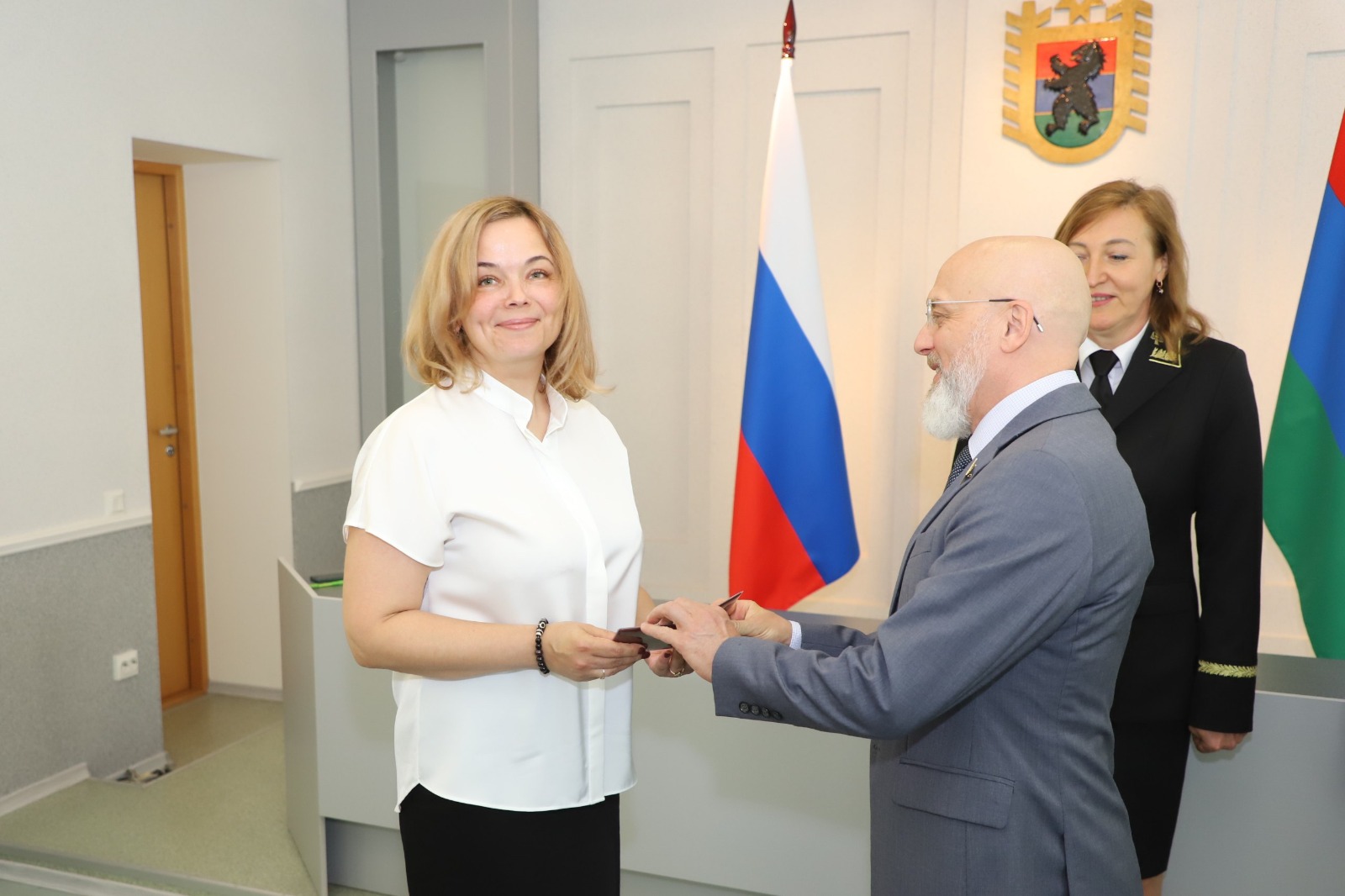 Элиссан Шандалович вручил удостоверение мировому судье в Карелии