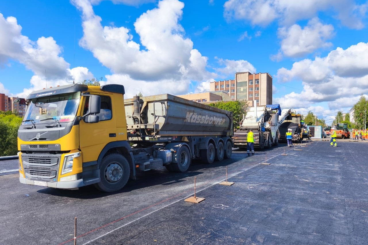 В Петрозаводске началась укладка дорожного покрытия на Лобановский мост В Петрозаводске началась укладка дорожного покрытия на Лобановский мост
