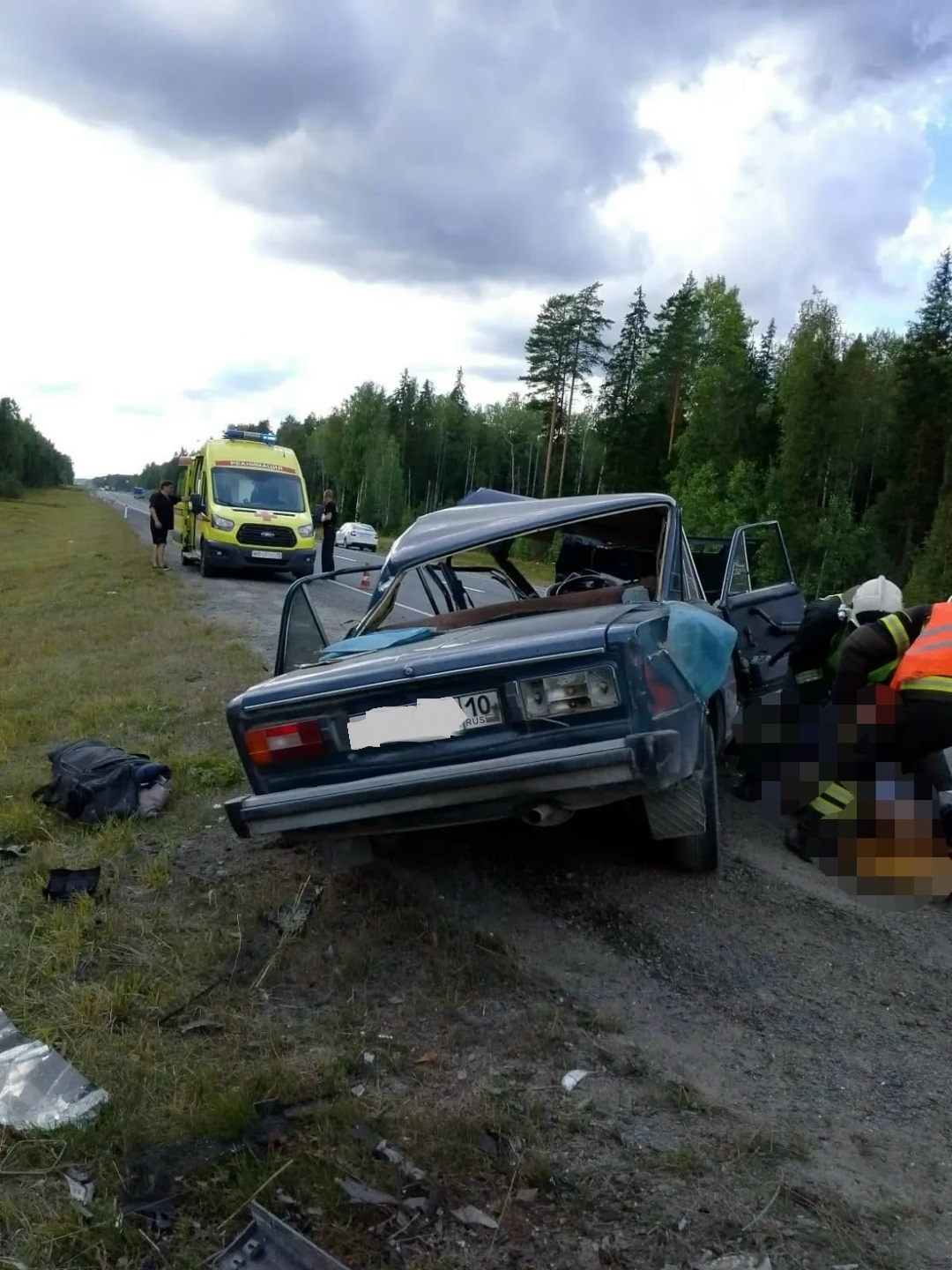 Спасатели Пряжинского района опубликовали фото с места ДТП, где погибли двое мужчин