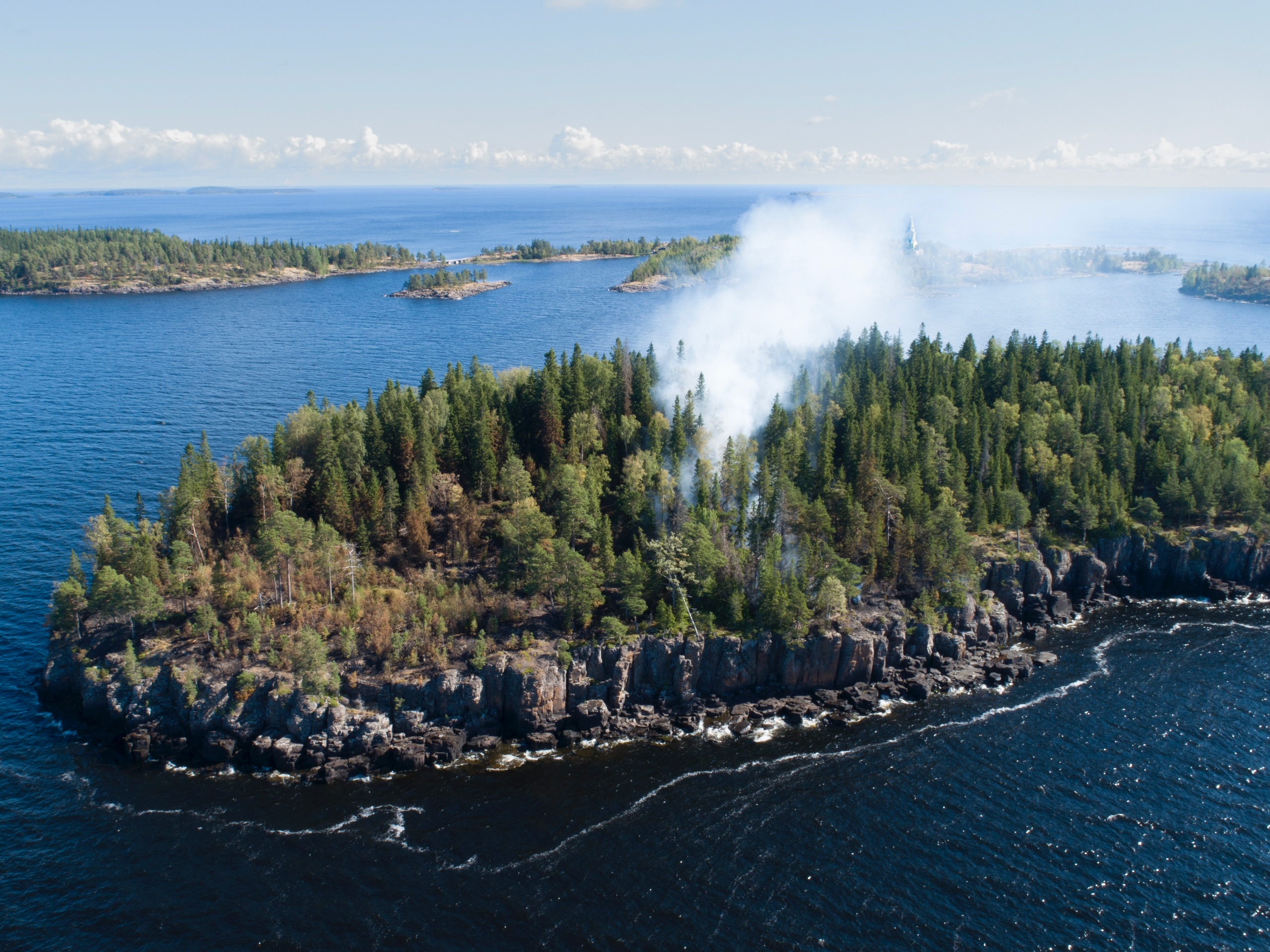 Третьи сутки в Карелии горит остров Дивный