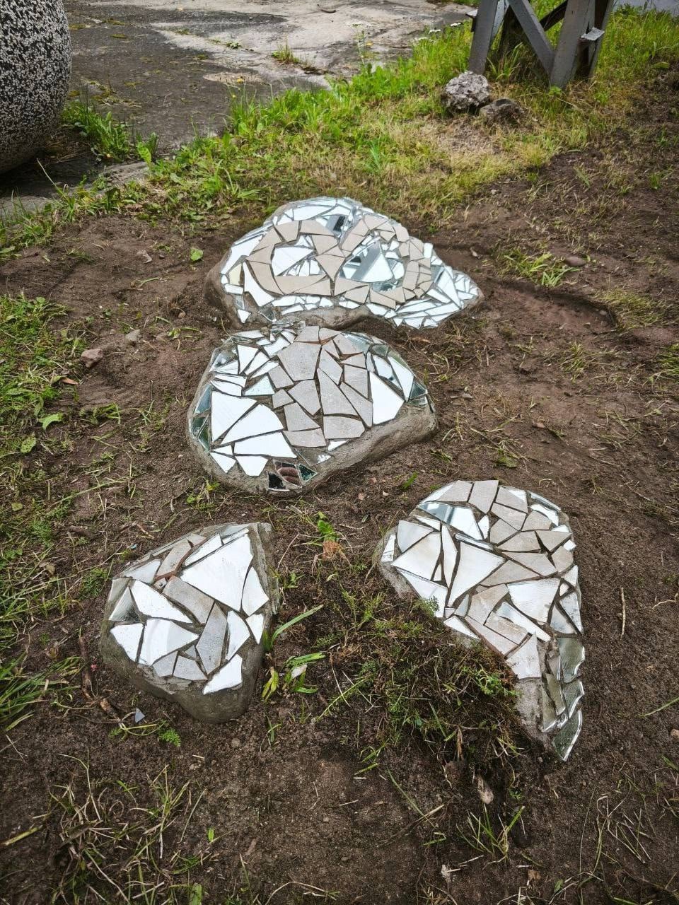 Зайчики для водителей: зеркальная инкрустация появилась на валунах в Петрозаводске