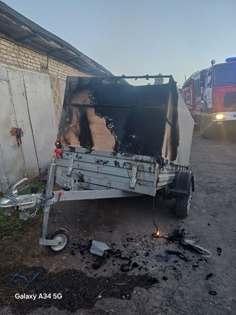 Огнеборцы успели потушить прицеп с баллонами, загоревшийся ночью в Суоярви