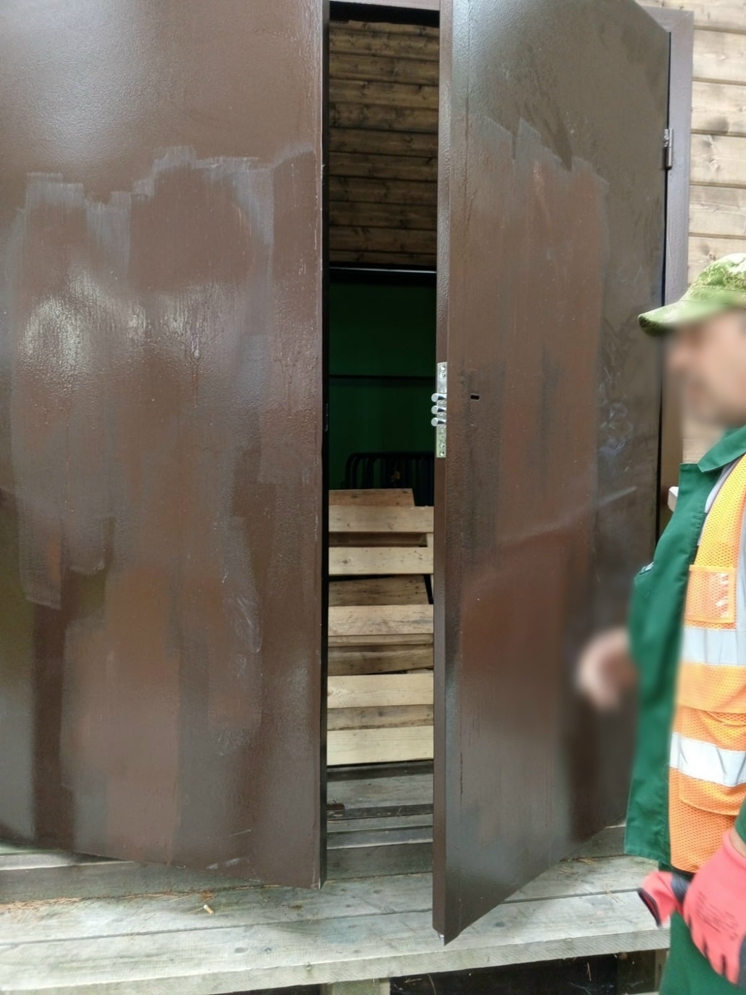 Вандалы сломали двери и проникли в помещение сцены в Медвежьегорске