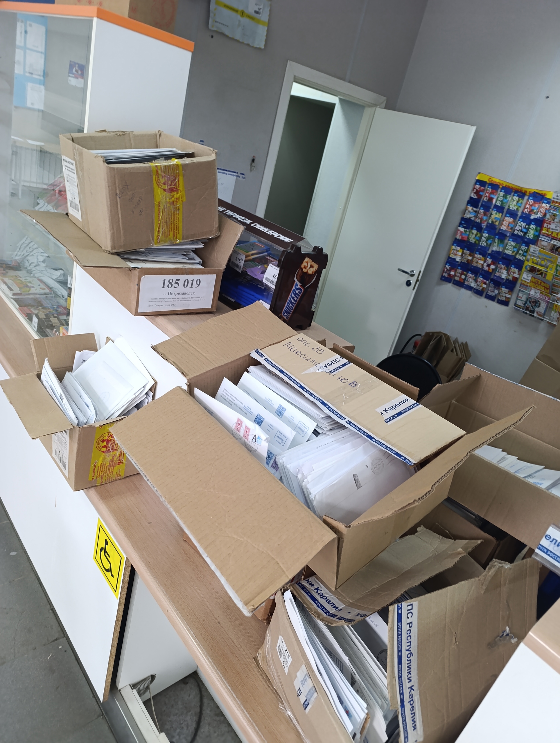 «Приходите и ищете сами»: горожане откапывали свои письма на почте в Петрозаводске