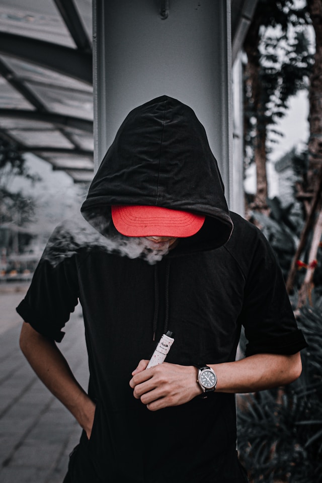 Камера сняла, как юноша обчистил табачный киоск в бизнес-центре Петрозаводска