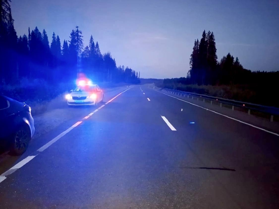 На ночной трассе в Карелии иномарка «поймала» встречный мотоцикл без фар с пьяным подростком за рулем