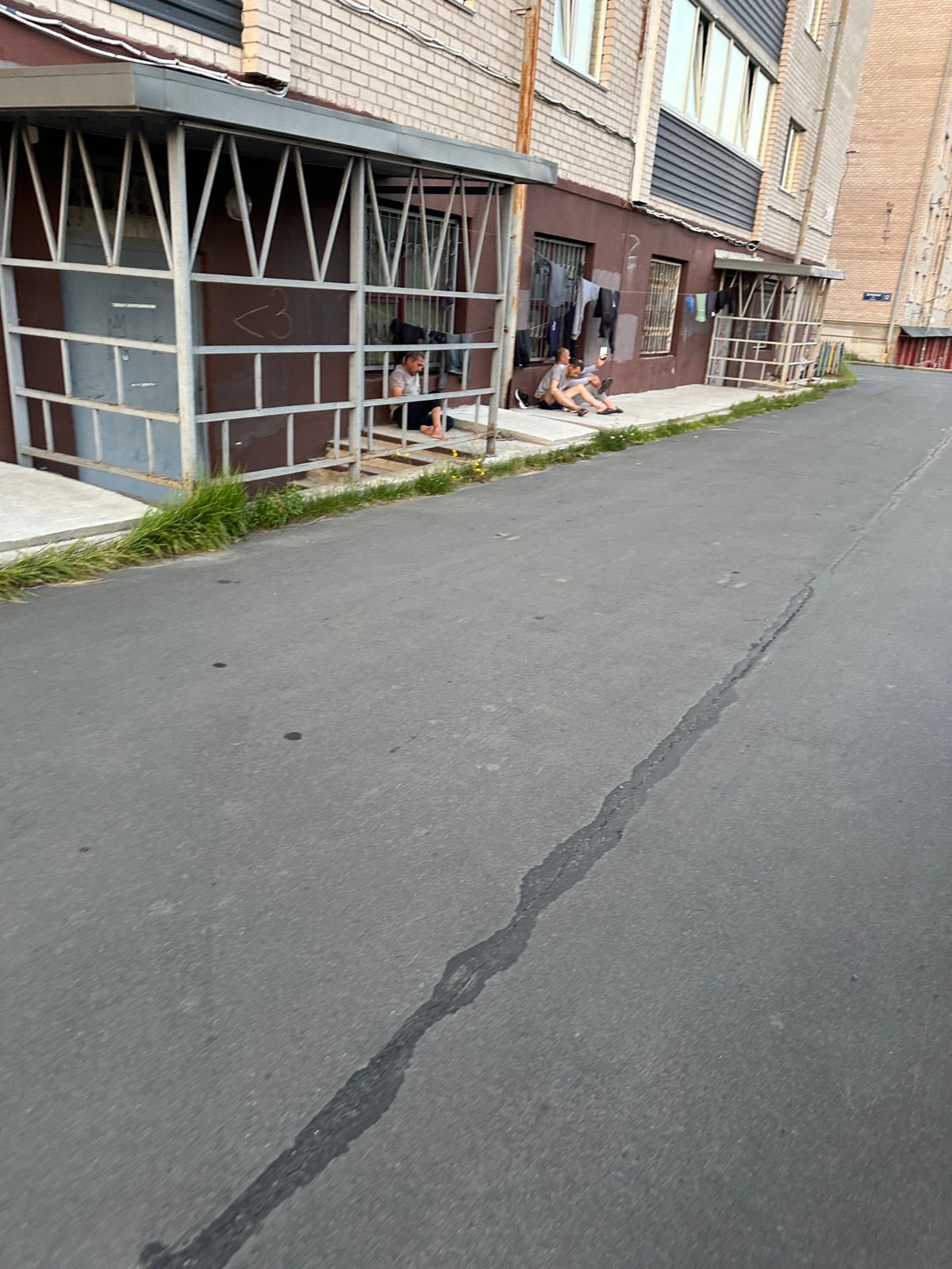 Развесили белье, ходят группами: жители Сулажгоры пожаловались на живущих в подвале мигрантов