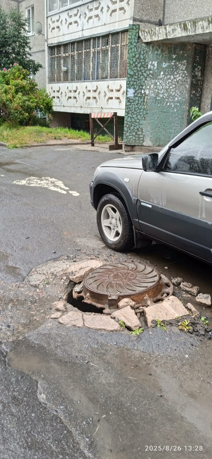 Канализационные люки проваливаются под землю на одной из улиц в Петрозаводске