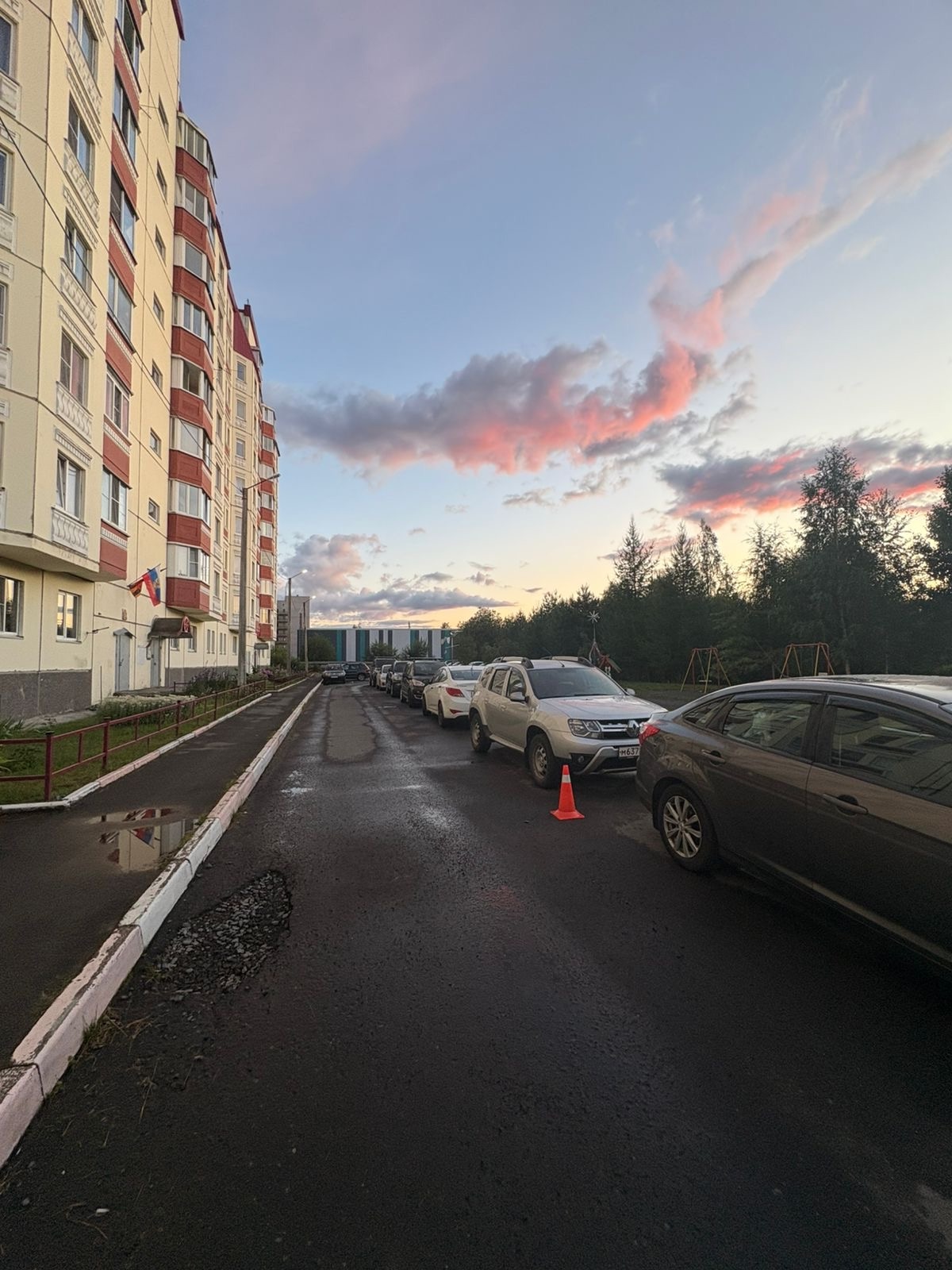 Семилетний ребенок попал под машину в одном из дворов Петрозаводска