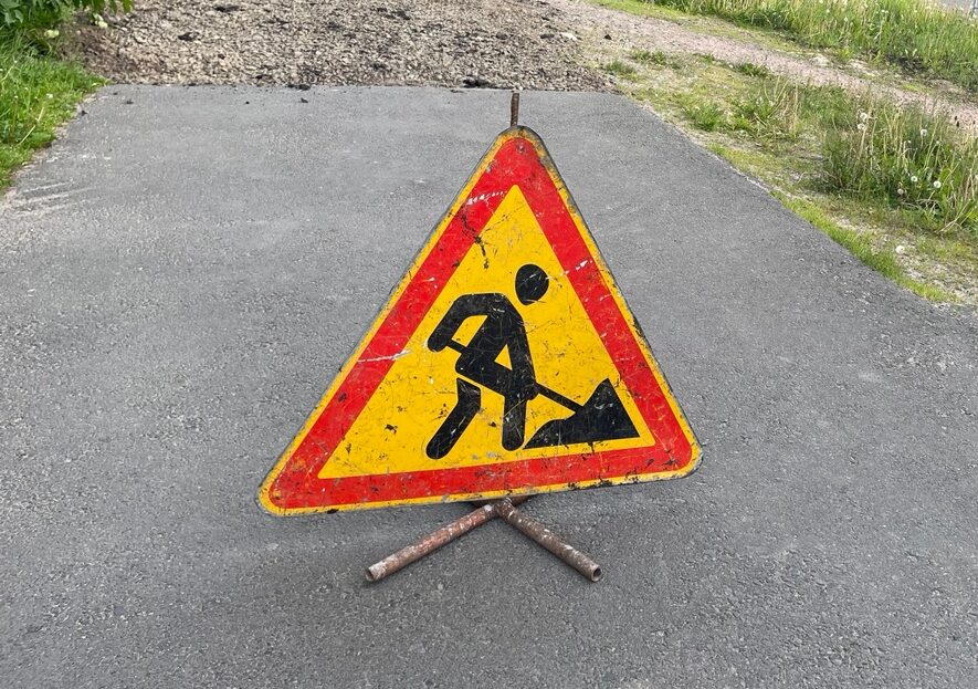 На трассе «Кола» у Ладожского моста начались дорожные работы, две полосы перекрыты