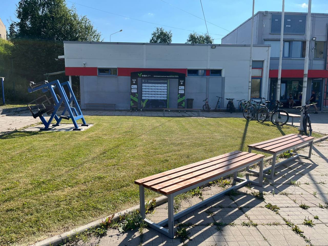 Директор спортивной школы и неравнодушный горожанин установили за свой счет 50 новых скамеек в Петрозаводске