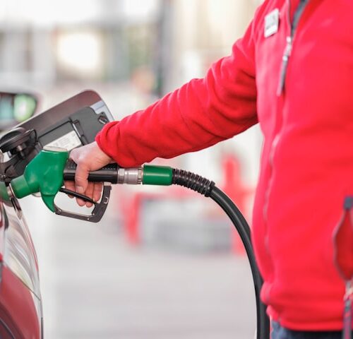 Работник одного из предприятий Карелии отправлял недозаправленную технику и слил себе 200 литров дизельного топлива