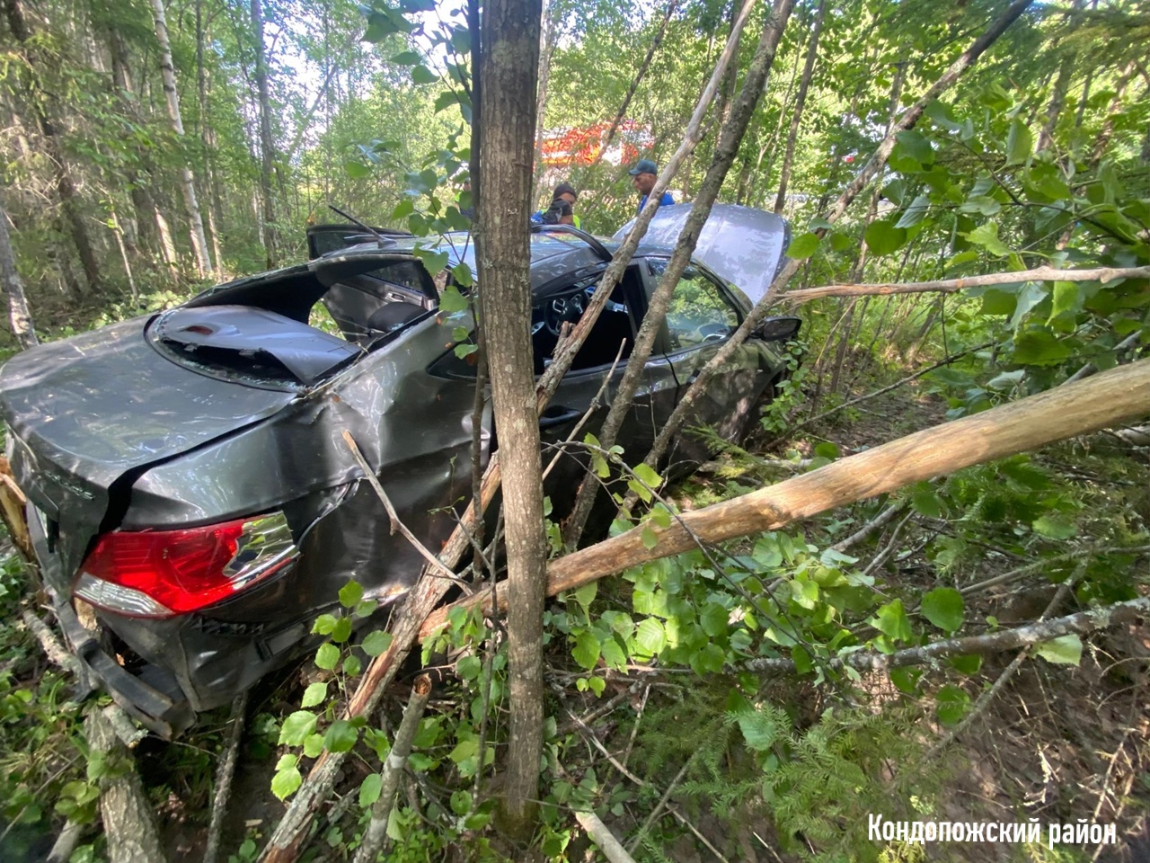 Пожилой пассажир пострадал в кувыркавшейся в кювете иномарке, которая слетела с трассы в Карелии