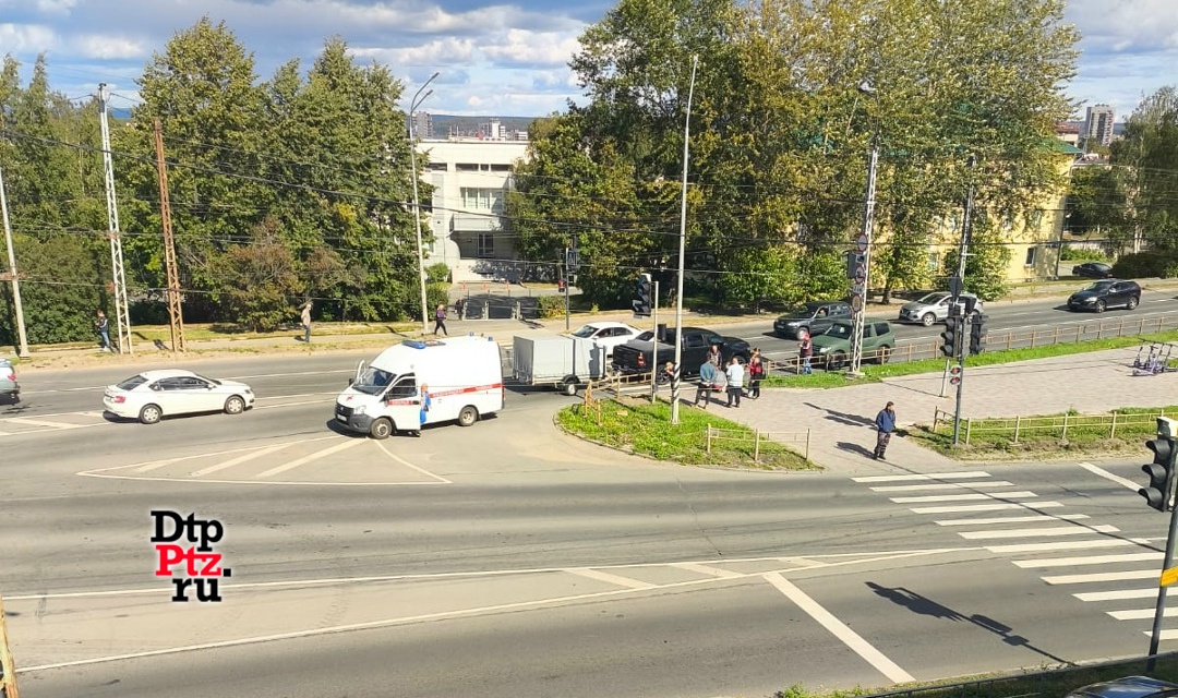 Пикап снес подростка, который шел на зеленый свет в Петрозаводске, другие пешеходы увернулись