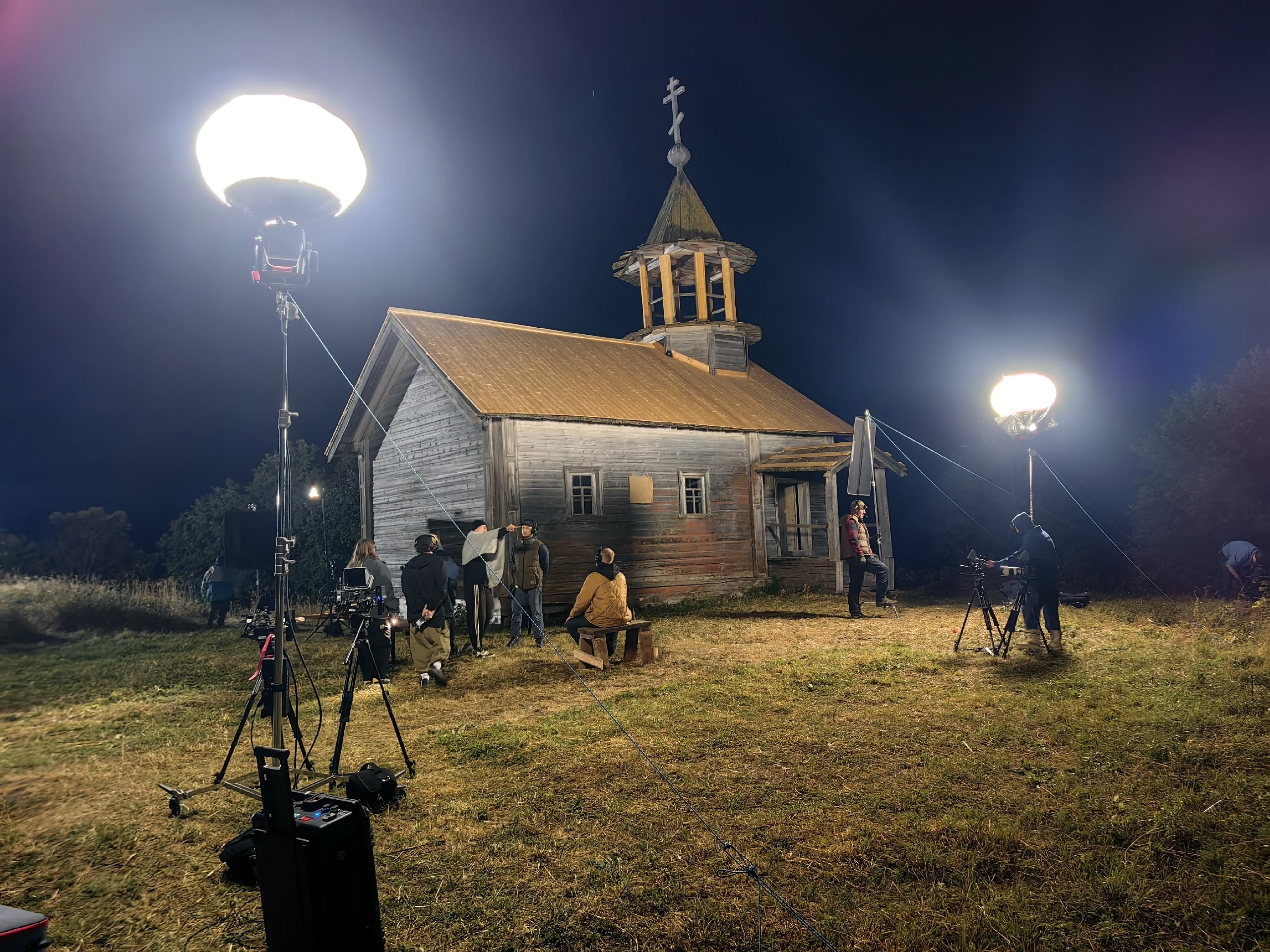 Деревня на берегу Онежского озера засветилась в ночи