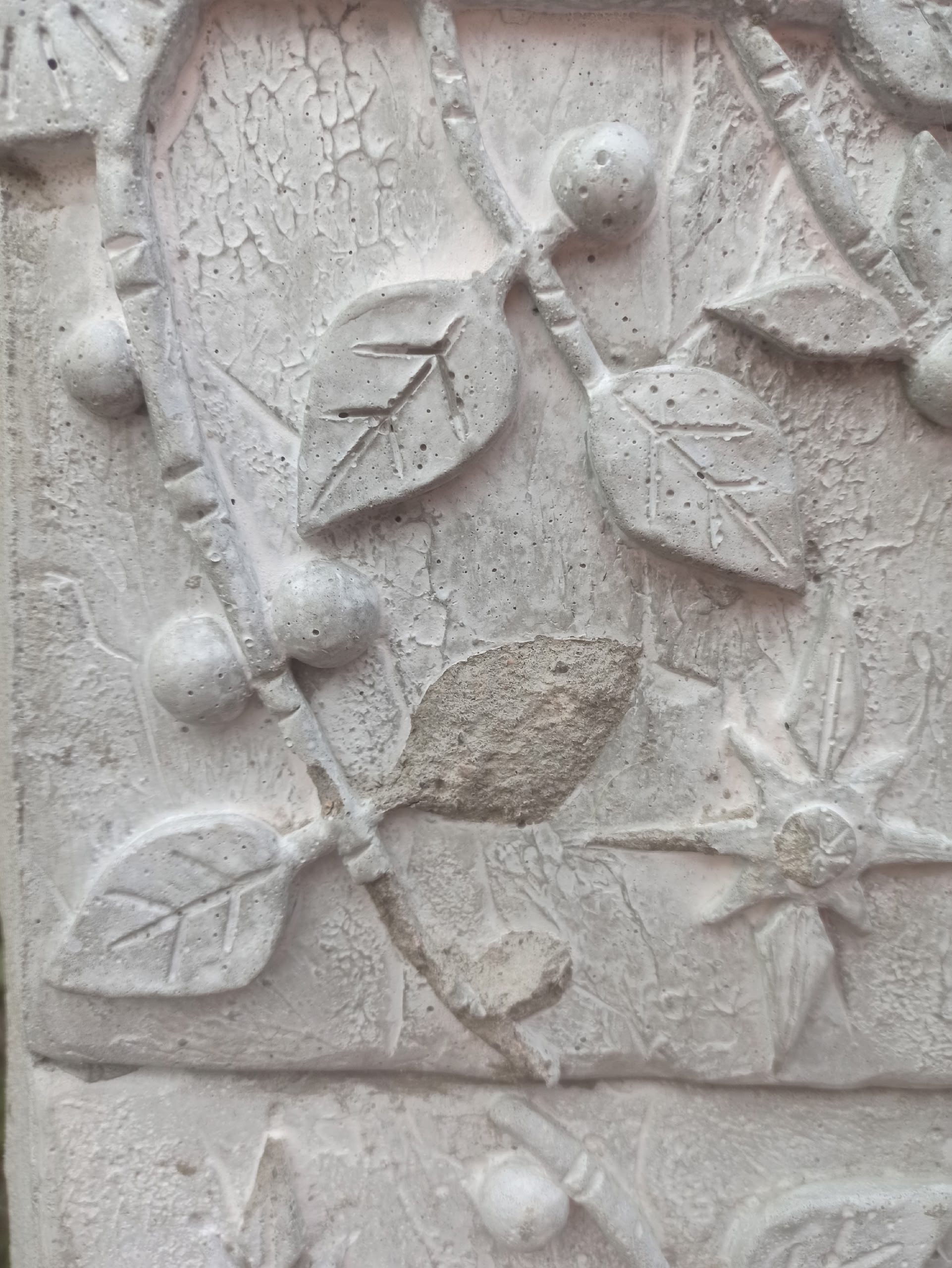 Вандалы разрушают фасад здания библиотеки в районе Карелии