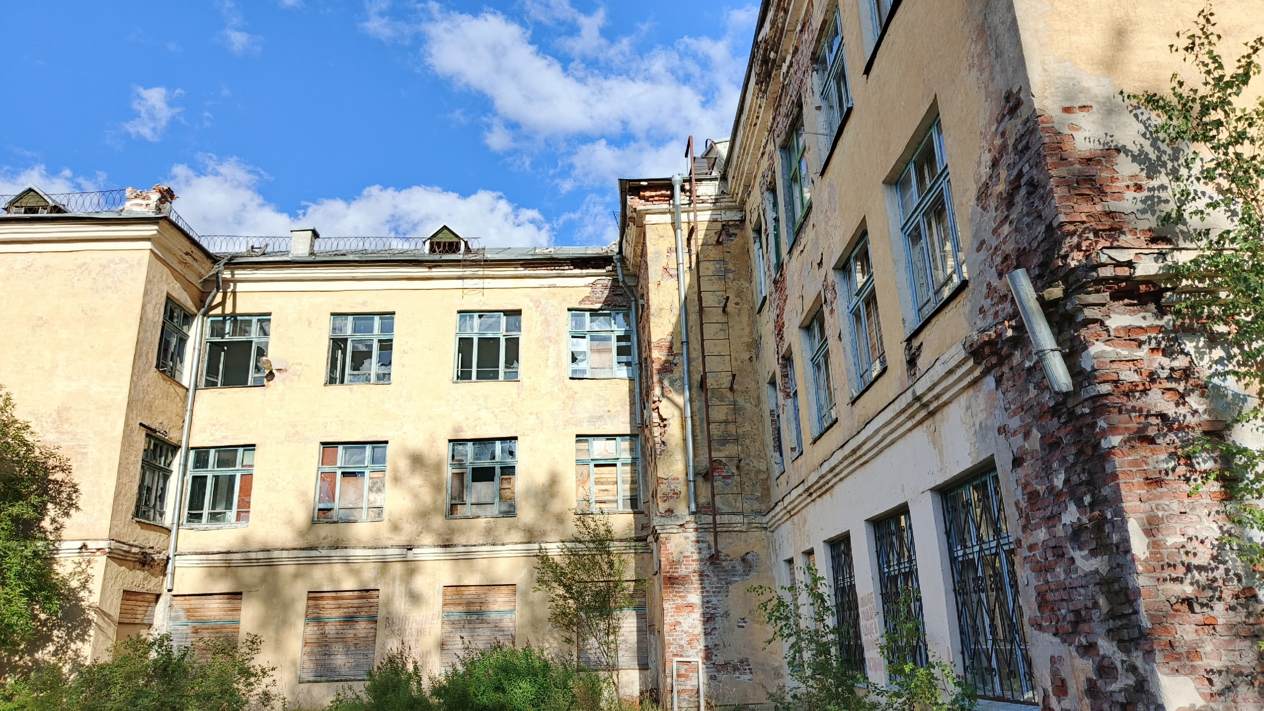 Дети разгромили школу в Сегеже