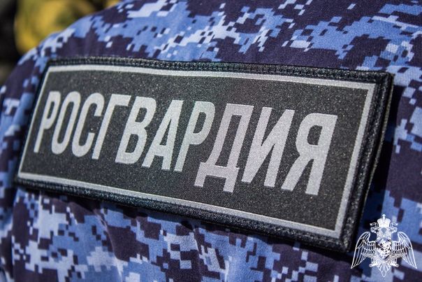 Две сверстницы бальзаковского возраста набили продуктами рюкзаки и устремились мимо кассы в одном из магазинов Петрозаводска