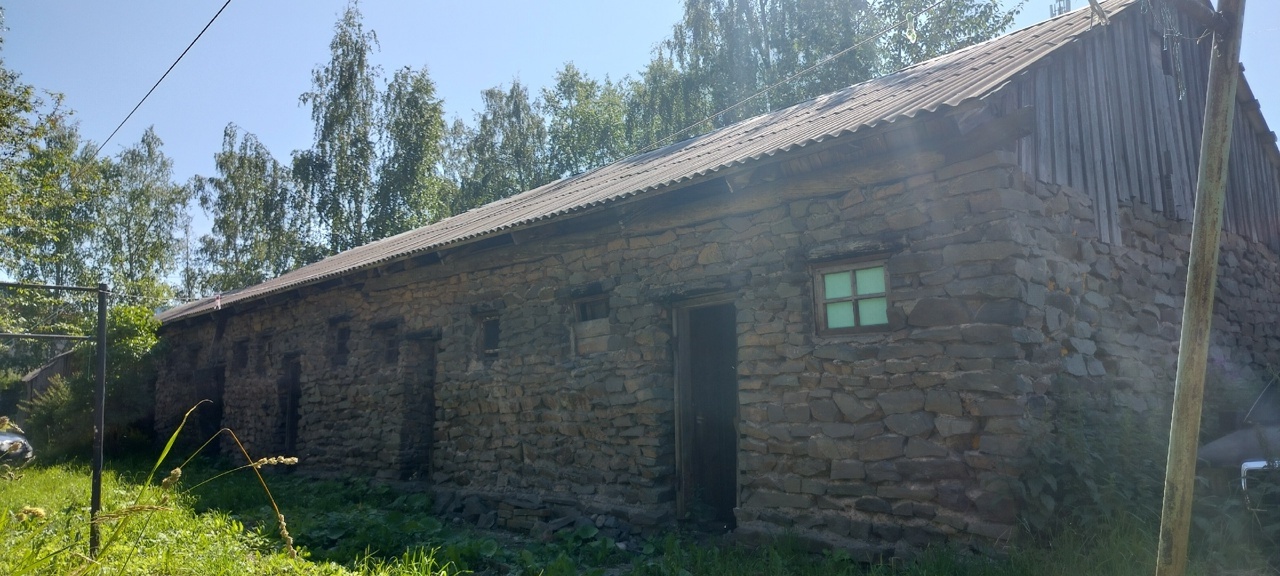 Жители Петрозаводска обсудили загадочные каменные сараи