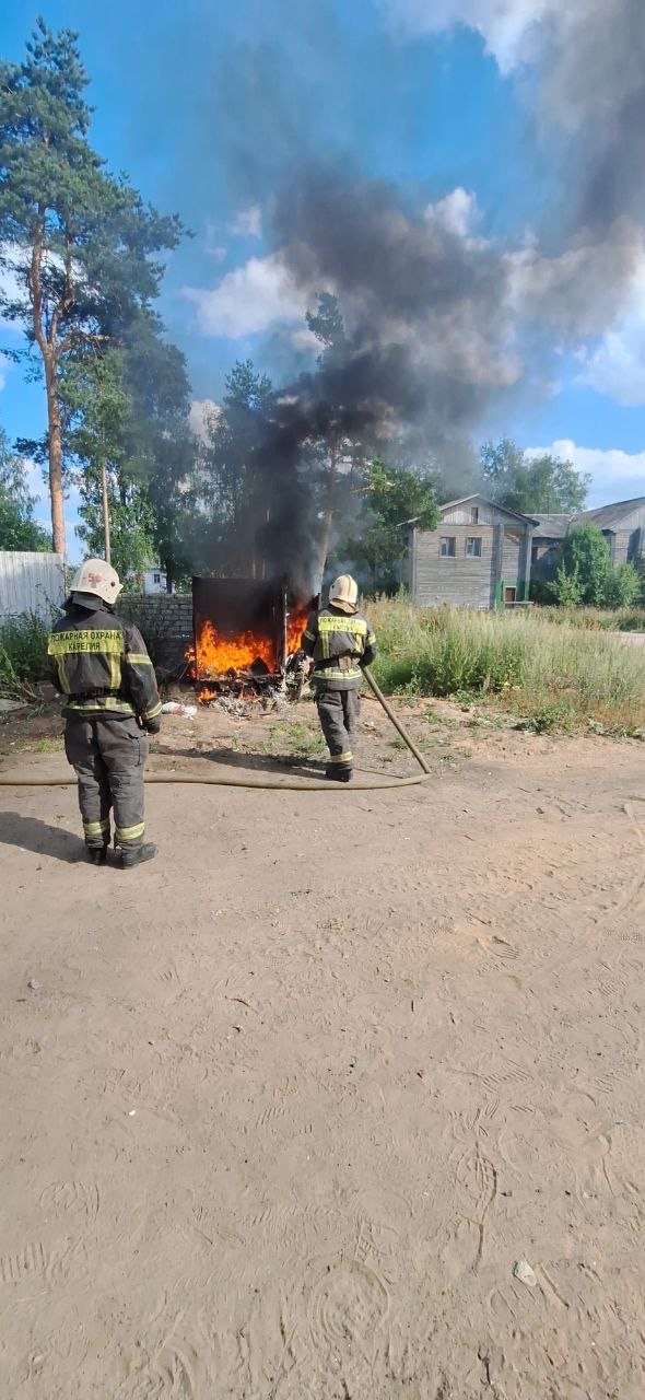 Пламя охватило мусорный контейнер на одной из улиц Пудожа