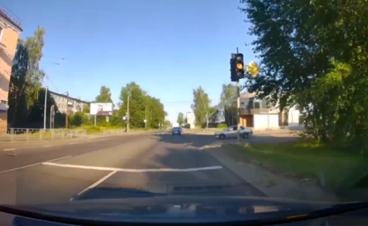 Лесовоз перевернулся на трассе «Кола» в Карелии