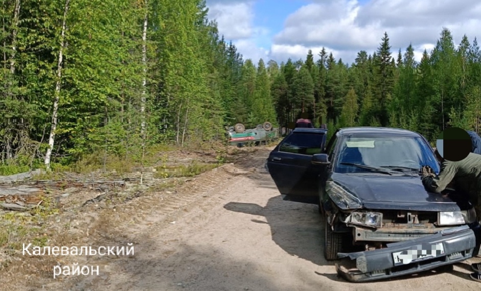 УАЗ перевернулся после встречи с легковушкой под Костомукшей