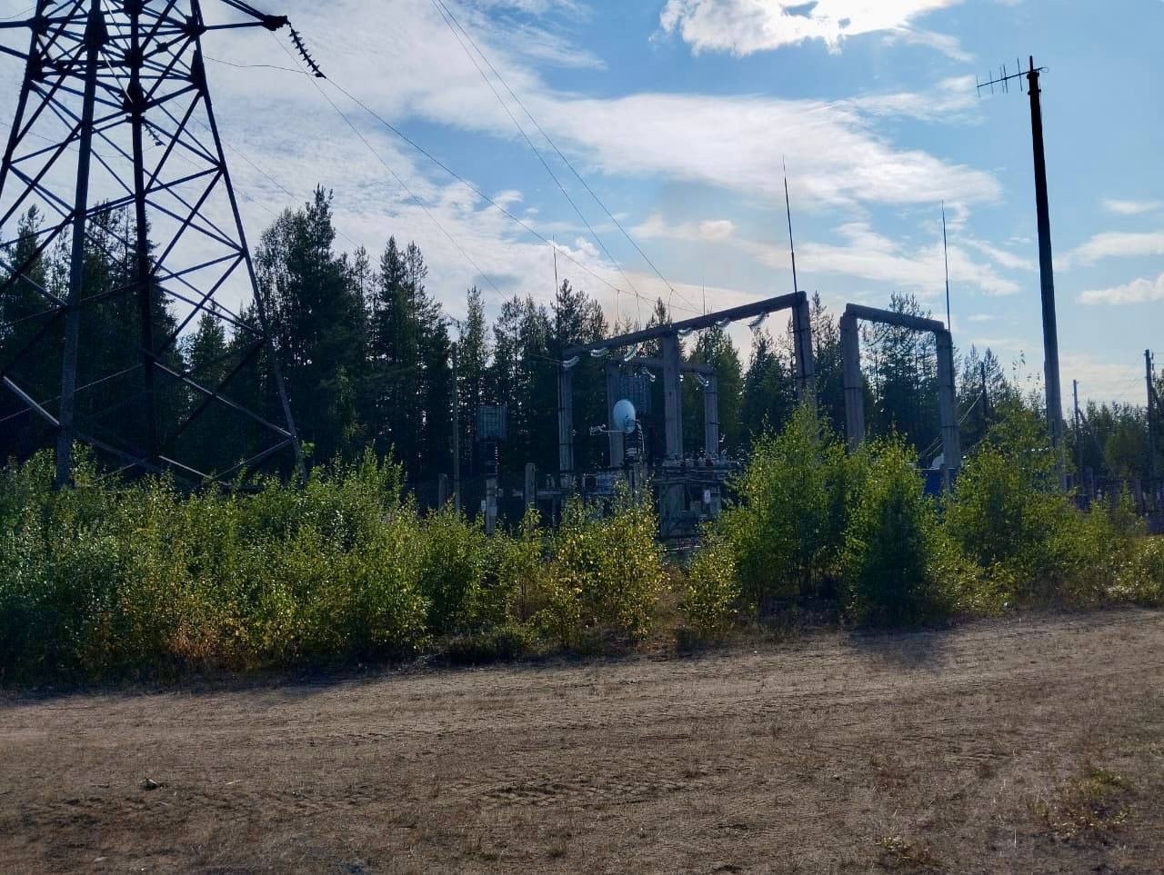 Огонь подошел к поселку Волома