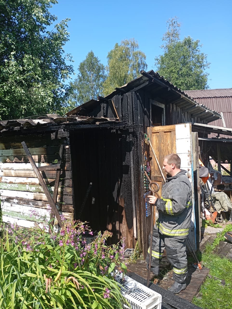 Сарай сгорел рядом с жилыми домами в поселке Карелии
