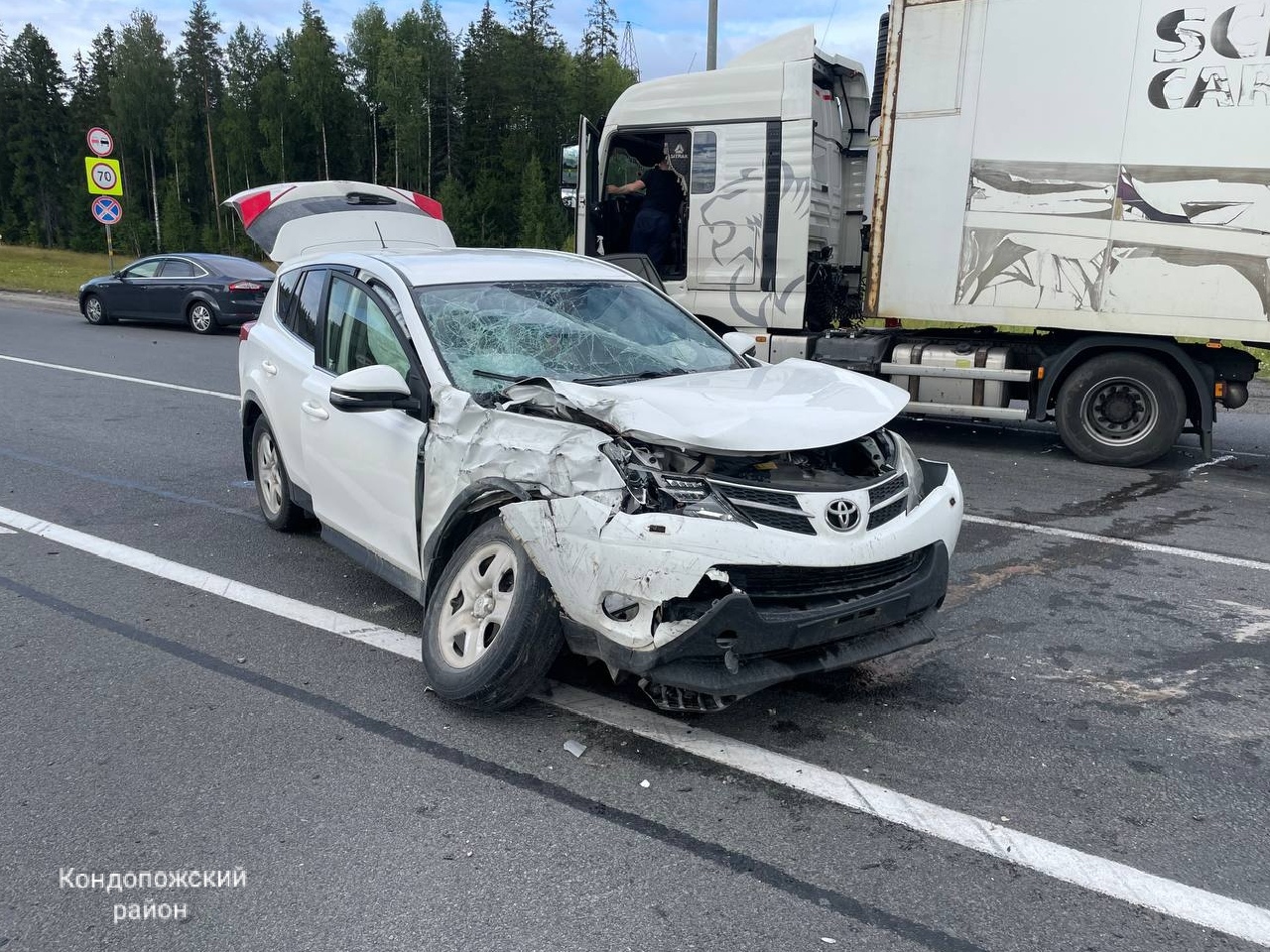 Стало известно, почему столкнулись легковушка и грузовик на трассе в Карелии