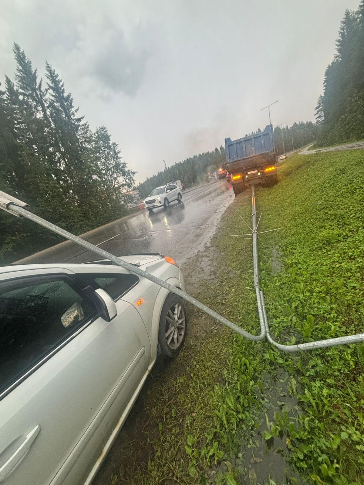 Сбитая грузовиком 10-метровая опора ЛЭП на магистрали в Костомукше упала на легковушку