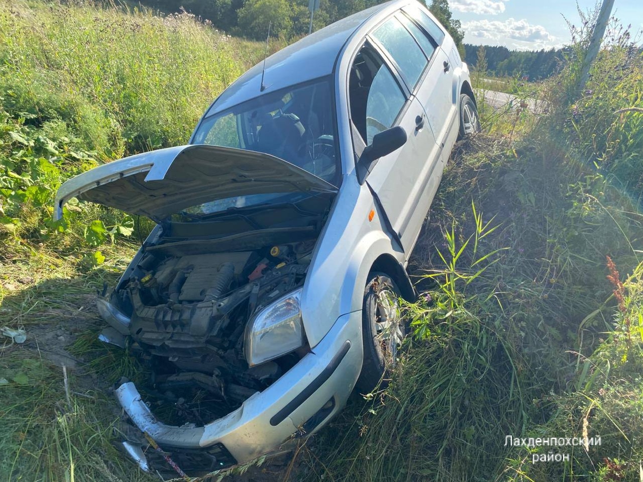 Иномарка с тремя детьми слетела с дороги в Лахденпохском районе: пострадали две женщины и 5-летний ребенок