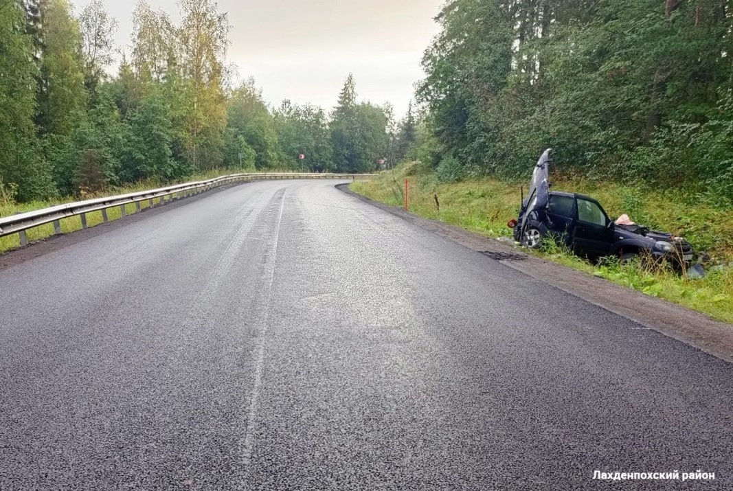 Грузовик снес встречный внедорожник с трассы в Карелии