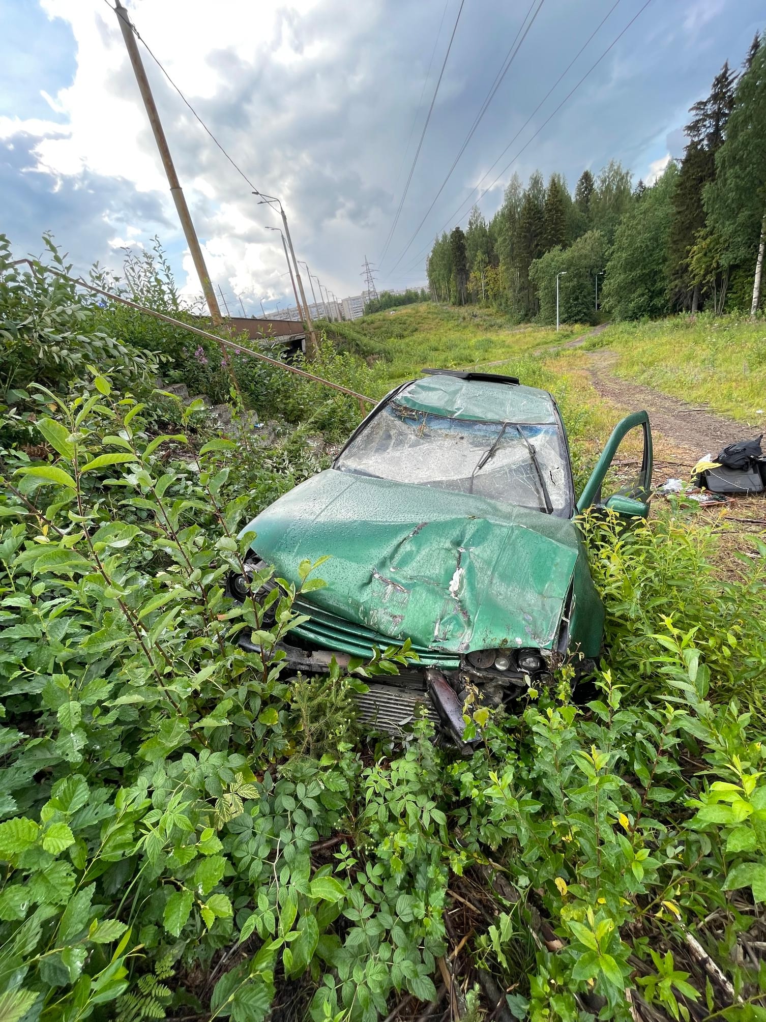 Неудачно перестроившаяся иномарка столкнулась с попутным авто и, пробив ограждение, слетела с дороги в крупном районе Петрозаводска
