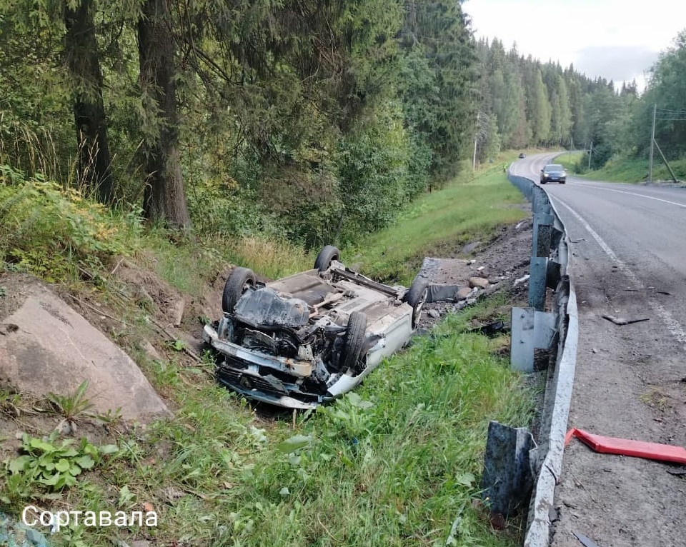 Пробила ограждение и уложила авто на крышу: 69-летняя автоледи травмировалась на трассе в Сортавале