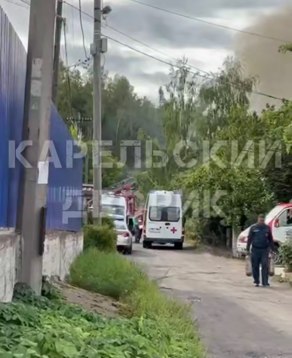 Несколько «скорых», густой дым: появились кадры страшного пожара в отдаленном районе Петрозаводска