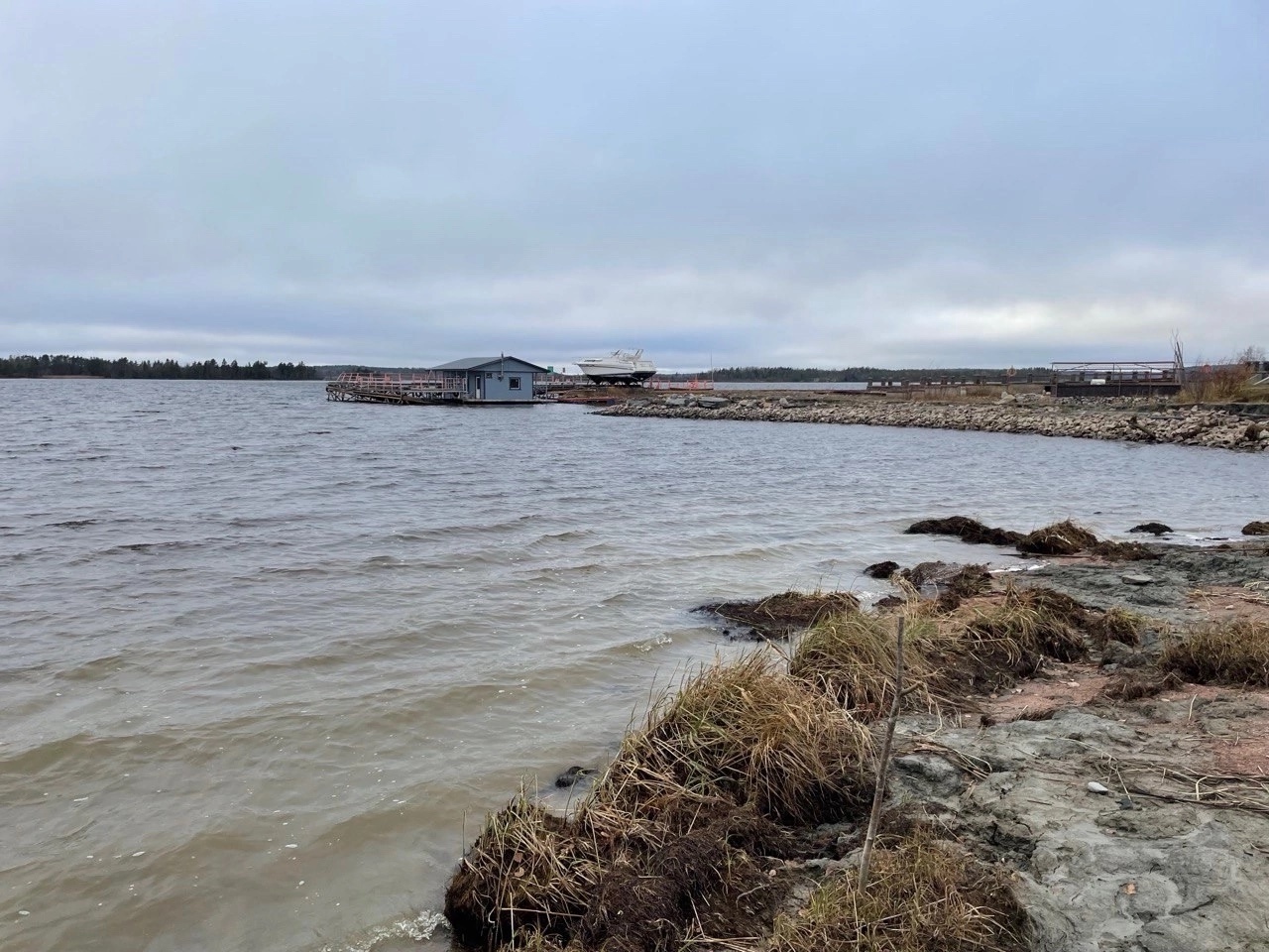 Росприроднадзор оценит ущерб Ладожскому озеру