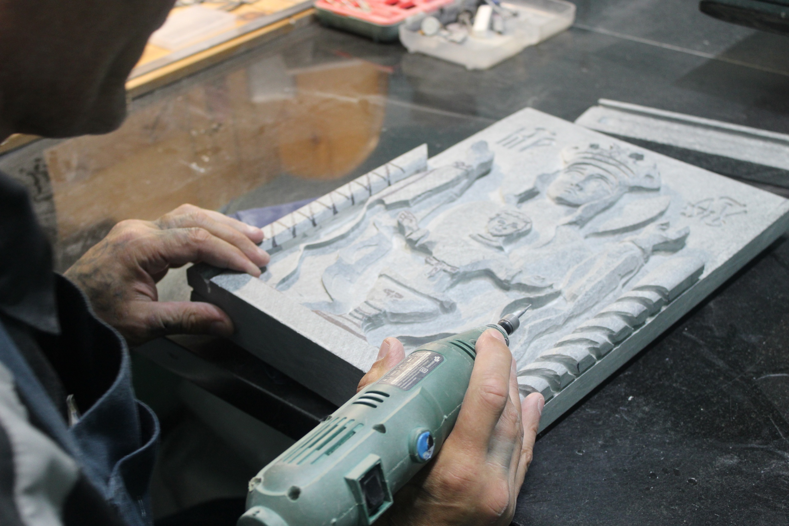 В Карелии сотрудники МЧС получили в дар икону, изготовленную заключенным